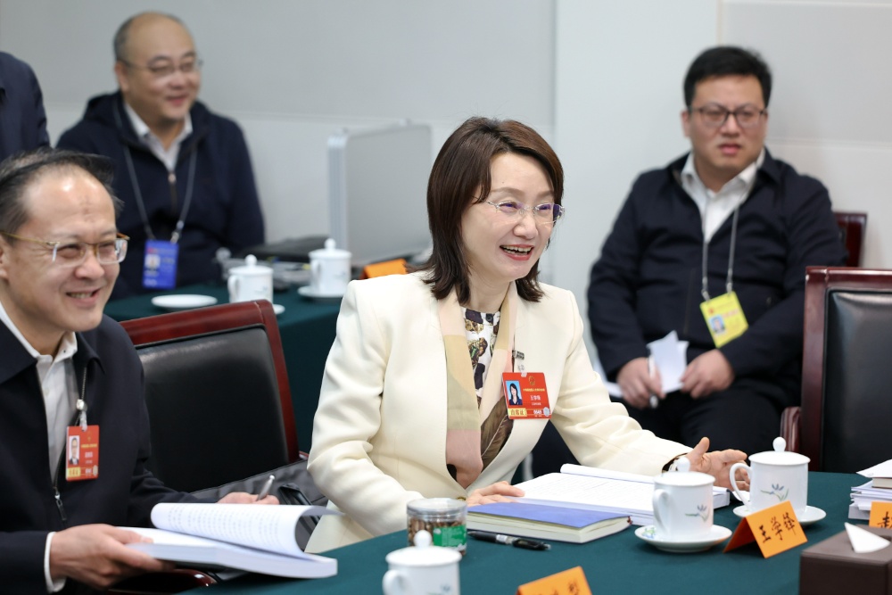 3月8日，十四届全国人大四次会议江苏代表团召开代表小组会议，审议生态环境法典草案、民族团结进步促进法草案、国家发展规划法草案。
新华日报·交汇点记者 吴胜 万程鹏 摄