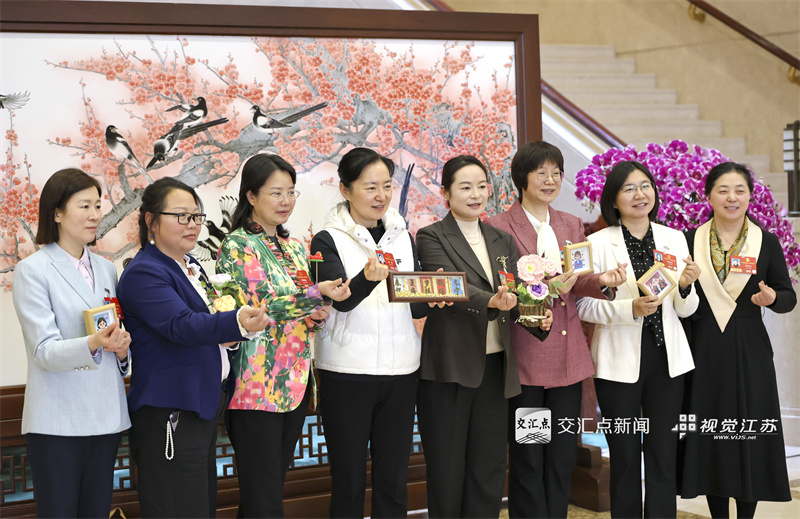 全国两会期间，恰逢“三八”国际妇女节，“她们”的身影活跃在各个岗位：在“代表通道”“委员通道”和小组讨论中，她们聚焦国计民生、建言献策；在会务保障一线，她们以严谨细致确保大会顺畅运转；在新闻采访现场，她们用镜头与笔记录精彩瞬间。她们以智慧和汗水，在履职、服务和传播的各环节中展现出独特的“她力量”，成为两会期间一道靓丽的风景。 新华日报·交汇点记者 吴胜 邵丹 万程鹏 摄
