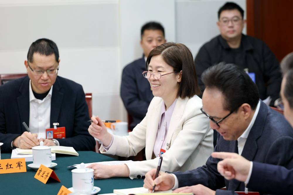 3月8日，十四届全国人大四次会议江苏代表团召开代表小组会议，审议生态环境法典草案、民族团结进步促进法草案、国家发展规划法草案。
新华日报·交汇点记者 吴胜 万程鹏 摄