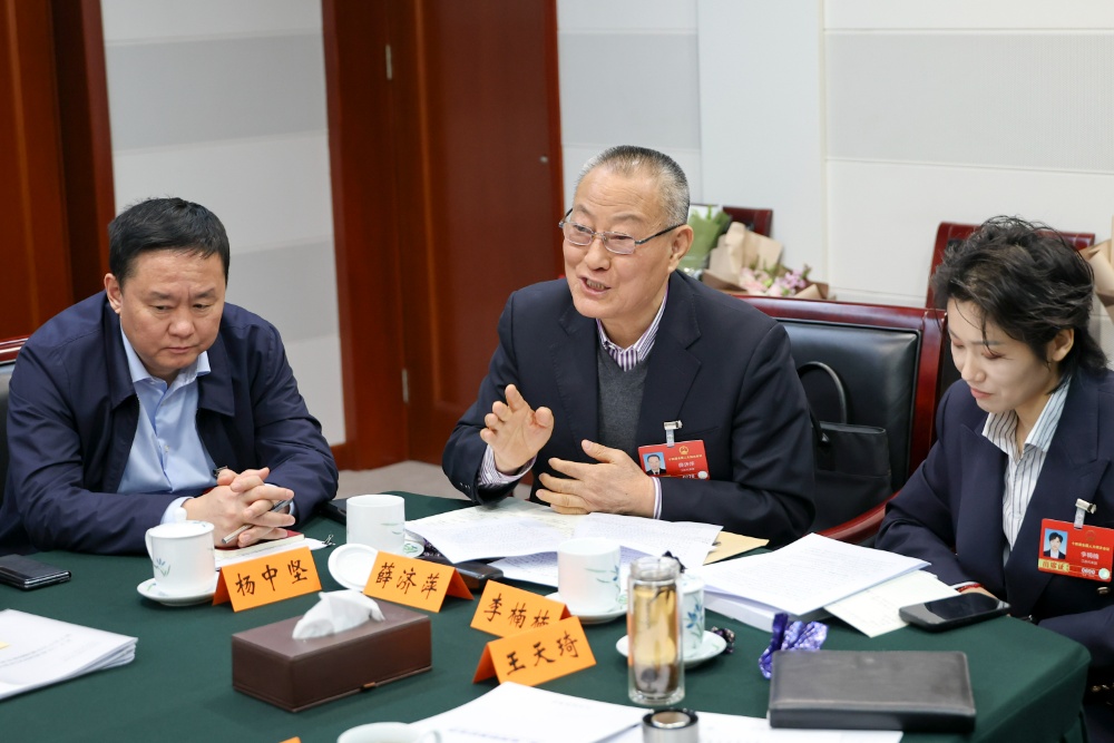 3月8日，十四届全国人大四次会议江苏代表团召开代表小组会议，审议生态环境法典草案、民族团结进步促进法草案、国家发展规划法草案。
新华日报·交汇点记者 吴胜 万程鹏 摄