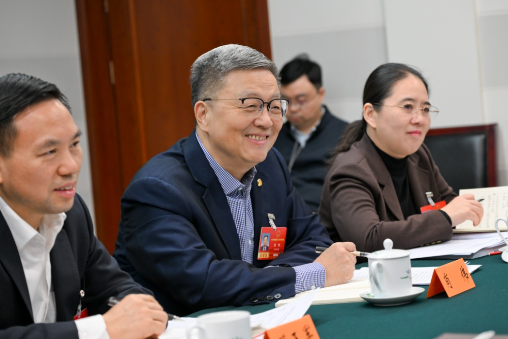 3月8日，十四届全国人大四次会议江苏代表团召开代表小组会议，审议生态环境法典草案、民族团结进步促进法草案、国家发展规划法草案。
新华日报·交汇点记者 吴胜 万程鹏 摄