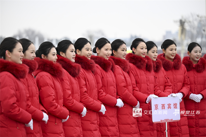 全国两会期间，恰逢“三八”国际妇女节，“她们”的身影活跃在各个岗位：在“代表通道”“委员通道”和小组讨论中，她们聚焦国计民生、建言献策；在会务保障一线，她们以严谨细致确保大会顺畅运转；在新闻采访现场，她们用镜头与笔记录精彩瞬间。她们以智慧和汗水，在履职、服务和传播的各环节中展现出独特的“她力量”，成为两会期间一道靓丽的风景。 新华日报·交汇点记者 吴胜 邵丹 万程鹏 摄
