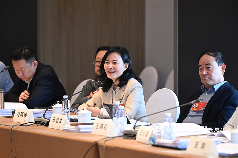 全国两会期间，恰逢“三八”国际妇女节，“她们”的身影活跃在各个岗位：在“代表通道”“委员通道”和小组讨论中，她们聚焦国计民生、建言献策；在会务保障一线，她们以严谨细致确保大会顺畅运转；在新闻采访现场，她们用镜头与笔记录精彩瞬间。她们以智慧和汗水，在履职、服务和传播的各环节中展现出独特的“她力量”，成为两会期间一道靓丽的风景。 新华日报·交汇点记者 吴胜 邵丹 万程鹏 摄
