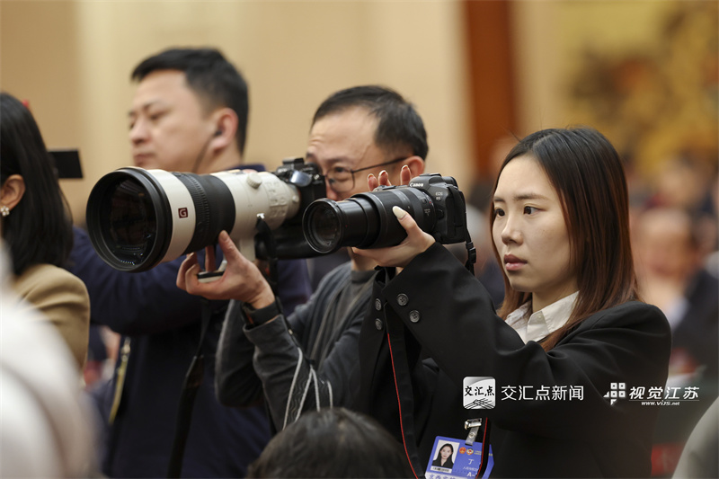全国两会期间，恰逢“三八”国际妇女节，“她们”的身影活跃在各个岗位：在“代表通道”“委员通道”和小组讨论中，她们聚焦国计民生、建言献策；在会务保障一线，她们以严谨细致确保大会顺畅运转；在新闻采访现场，她们用镜头与笔记录精彩瞬间。她们以智慧和汗水，在履职、服务和传播的各环节中展现出独特的“她力量”，成为两会期间一道靓丽的风景。 新华日报·交汇点记者 吴胜 邵丹 万程鹏 摄
