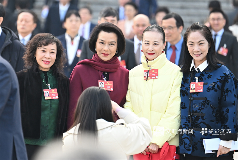 全国两会期间，恰逢“三八”国际妇女节，“她们”的身影活跃在各个岗位：在“代表通道”“委员通道”和小组讨论中，她们聚焦国计民生、建言献策；在会务保障一线，她们以严谨细致确保大会顺畅运转；在新闻采访现场，她们用镜头与笔记录精彩瞬间。她们以智慧和汗水，在履职、服务和传播的各环节中展现出独特的“她力量”，成为两会期间一道靓丽的风景。 新华日报·交汇点记者 吴胜 邵丹 万程鹏 摄
