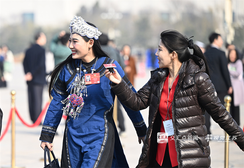 全国两会期间，恰逢“三八”国际妇女节，“她们”的身影活跃在各个岗位：在“代表通道”“委员通道”和小组讨论中，她们聚焦国计民生、建言献策；在会务保障一线，她们以严谨细致确保大会顺畅运转；在新闻采访现场，她们用镜头与笔记录精彩瞬间。她们以智慧和汗水，在履职、服务和传播的各环节中展现出独特的“她力量”，成为两会期间一道靓丽的风景。 新华日报·交汇点记者 吴胜 邵丹 万程鹏 摄

