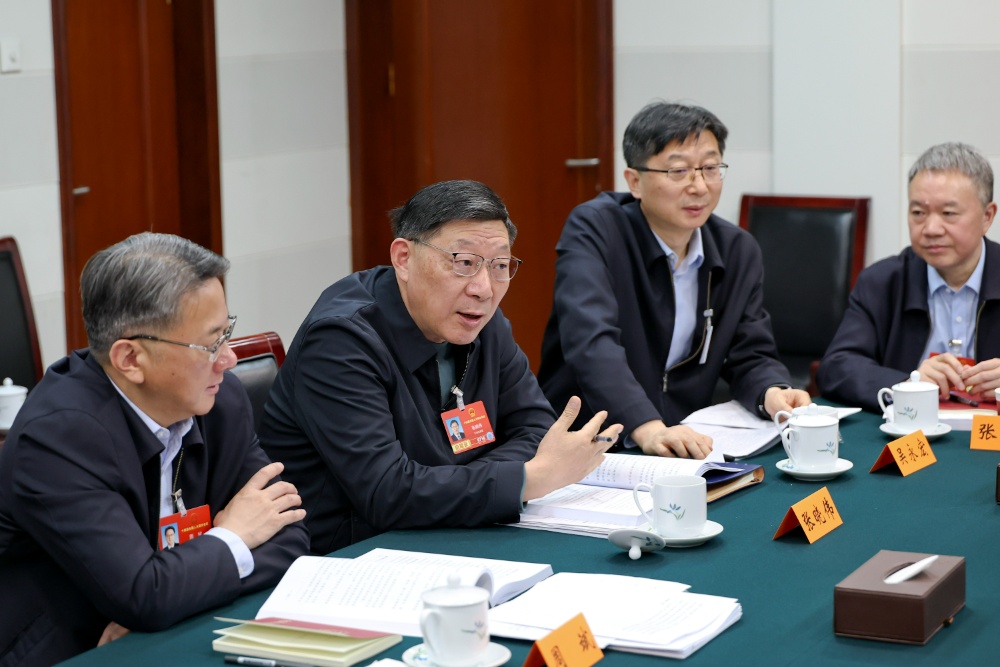 3月8日，十四届全国人大四次会议江苏代表团召开代表小组会议，审议生态环境法典草案、民族团结进步促进法草案、国家发展规划法草案。
新华日报·交汇点记者 吴胜 万程鹏 摄