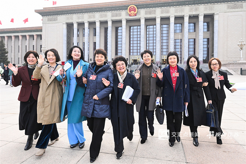 全国两会期间，恰逢“三八”国际妇女节，“她们”的身影活跃在各个岗位：在“代表通道”“委员通道”和小组讨论中，她们聚焦国计民生、建言献策；在会务保障一线，她们以严谨细致确保大会顺畅运转；在新闻采访现场，她们用镜头与笔记录精彩瞬间。她们以智慧和汗水，在履职、服务和传播的各环节中展现出独特的“她力量”，成为两会期间一道靓丽的风景。 新华日报·交汇点记者 吴胜 邵丹 万程鹏 摄
