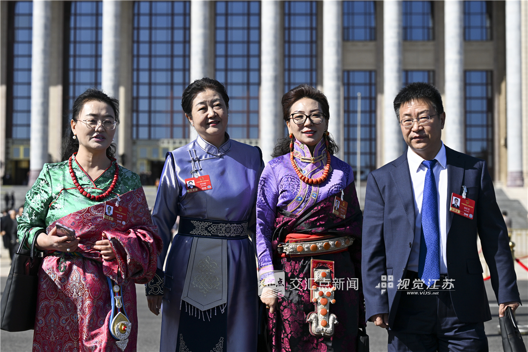 人大代表走出北京人民大会堂。新华日报·交汇点记者 吴胜 万程鹏 摄