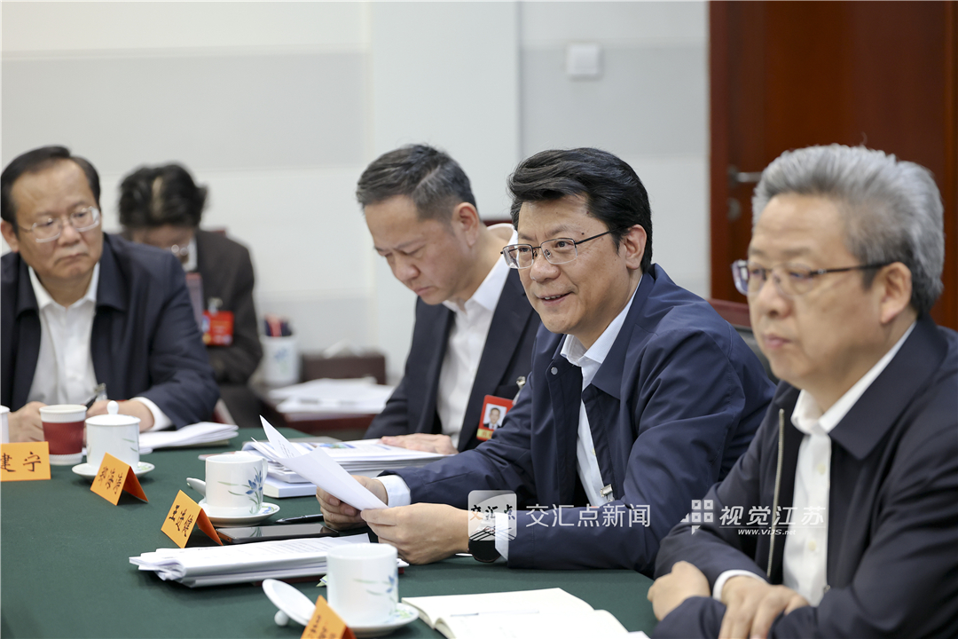 3月9日，十四届全国人大四次会议江苏代表团召开代表小组会议，审议全国人大常委会工作报告。 新华日报·交汇点记者 吴胜 万程鹏 摄