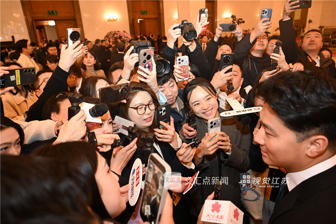 人大代表接受媒体采访。新华日报·交汇点记者 吴胜 万程鹏 摄