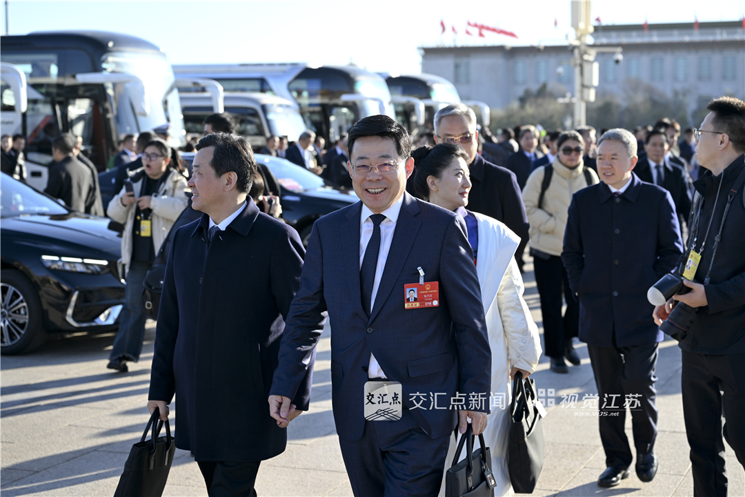 人大代表走进北京人民大会堂。新华日报·交汇点记者 吴胜 万程鹏 摄