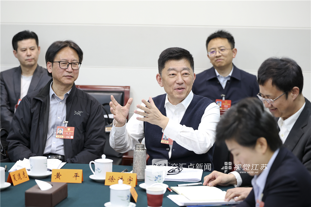 3月9日，十四届全国人大四次会议江苏代表团召开代表小组会议，审议全国人大常委会工作报告。 新华日报·交汇点记者 吴胜 万程鹏 摄