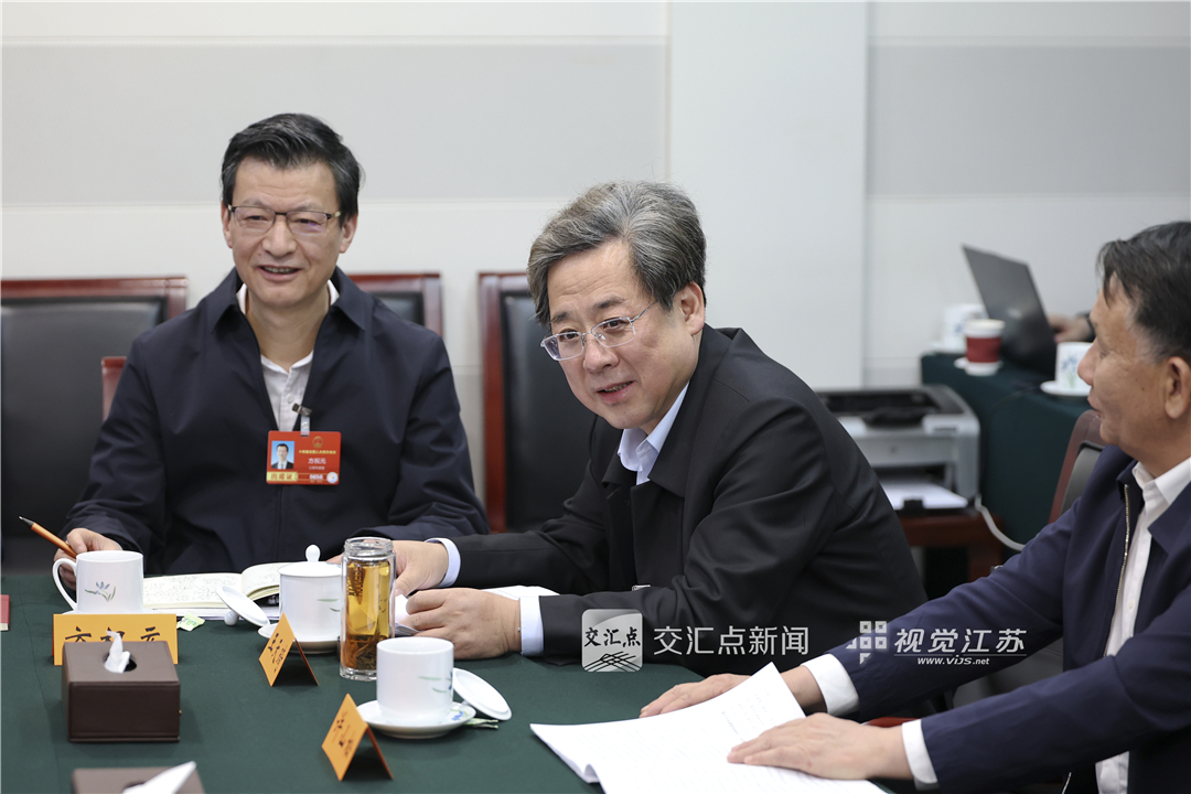 3月9日，十四届全国人大四次会议江苏代表团召开代表小组会议，审议全国人大常委会工作报告。 新华日报·交汇点记者 吴胜 万程鹏 摄