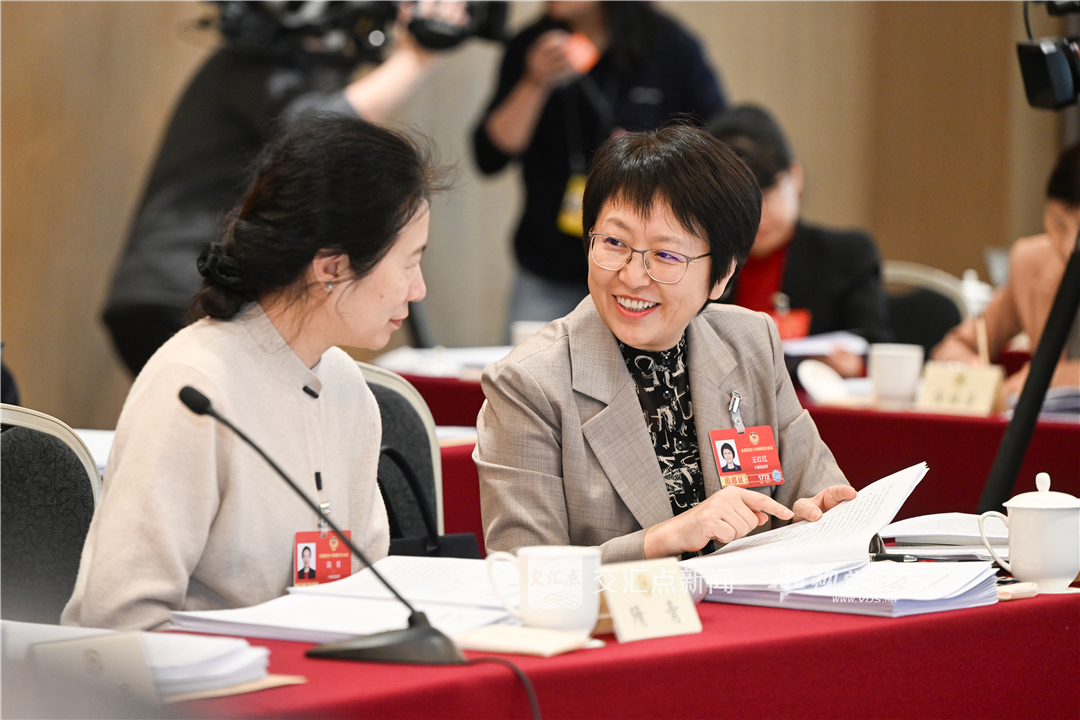 3月9日下午，出席全国政协十四届四次会议的住苏全国政协委员参加小组会议，讨论最高人民法院、最高人民检察院工作报告，审议各项决议和报告草案。新华日报·交汇点记者 邵丹 摄