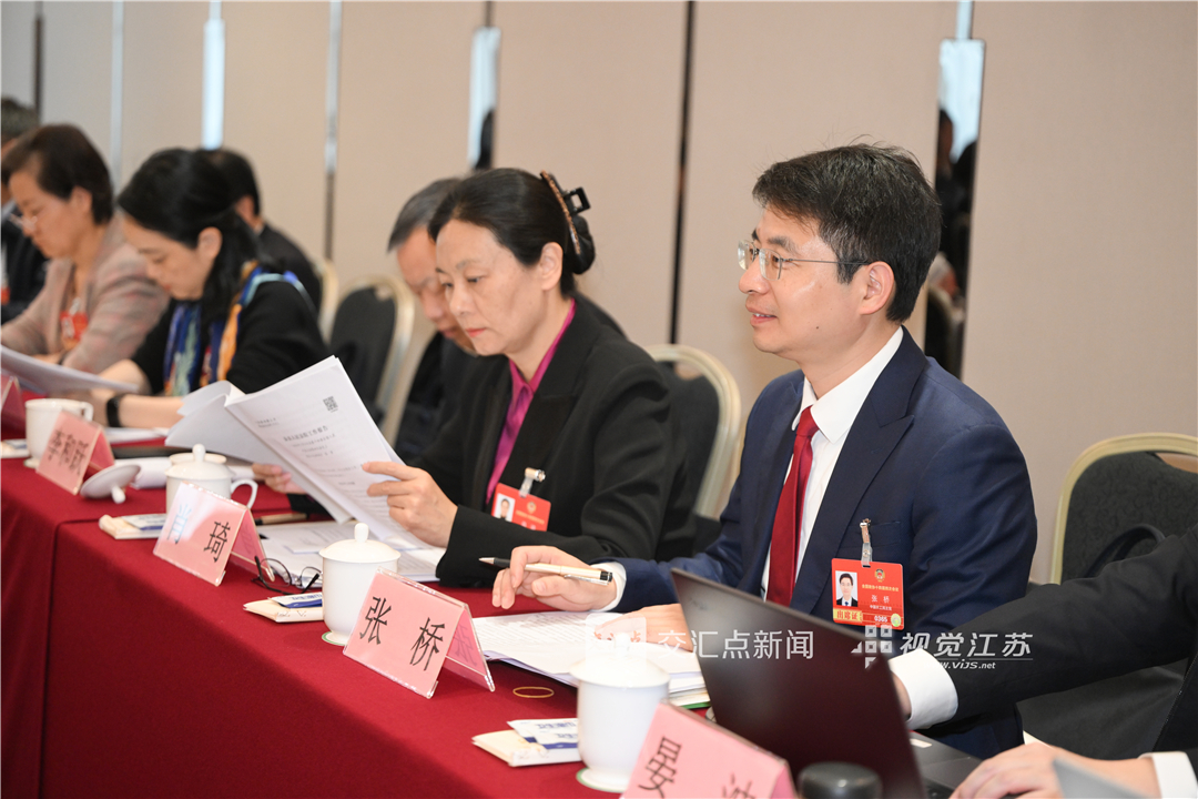 3月9日下午，出席全国政协十四届四次会议的住苏全国政协委员参加小组会议，讨论最高人民法院、最高人民检察院工作报告，审议各项决议和报告草案。新华日报·交汇点记者 邵丹 摄