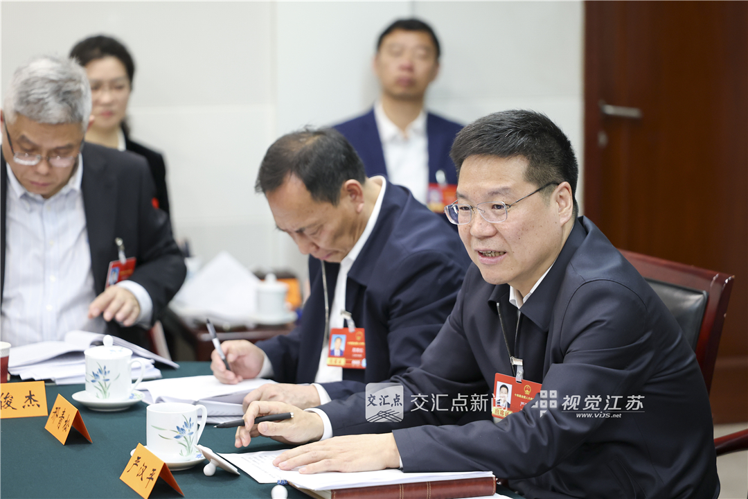 3月9日，十四届全国人大四次会议江苏代表团召开代表小组会议，审议全国人大常委会工作报告。 新华日报·交汇点记者 吴胜 万程鹏 摄