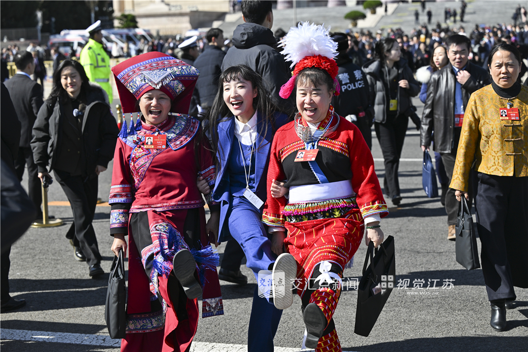人大代表走出北京人民大会堂。新华日报·交汇点记者 吴胜 万程鹏 摄