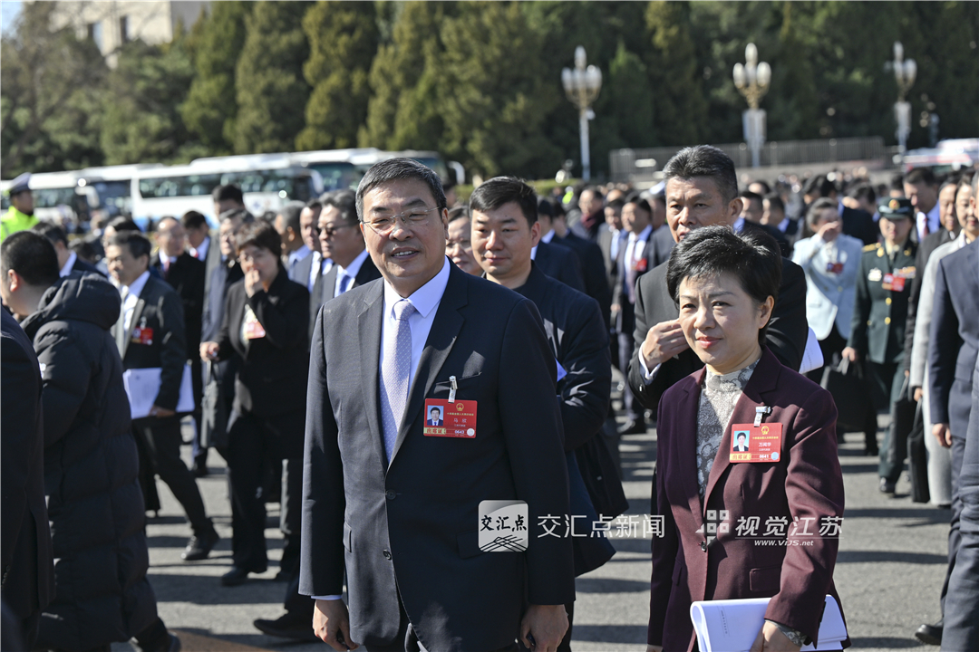 人大代表走出北京人民大会堂。新华日报·交汇点记者 吴胜 万程鹏 摄