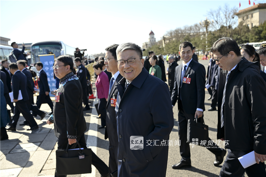 人大代表走出北京人民大会堂。新华日报·交汇点记者 吴胜 万程鹏 摄