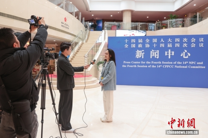 2月27日，设在北京梅地亚中心的全国两会新闻中心正式启用。图为媒体记者在新闻中心采访报道。<a target='_blank' href='/'>中新社</a>记者 杨郁然 摄