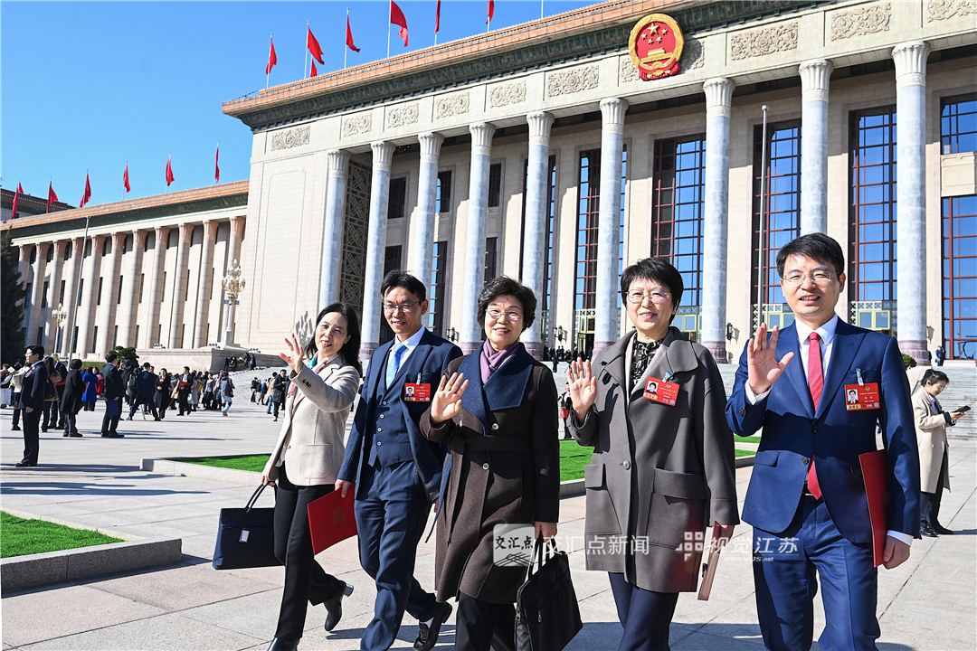 3月11日，全国政协十四届四次会议在北京人民大会堂举行闭幕会。住苏全国政协委员走出人民大会堂。新华日报·交汇点记者 邵丹 摄
