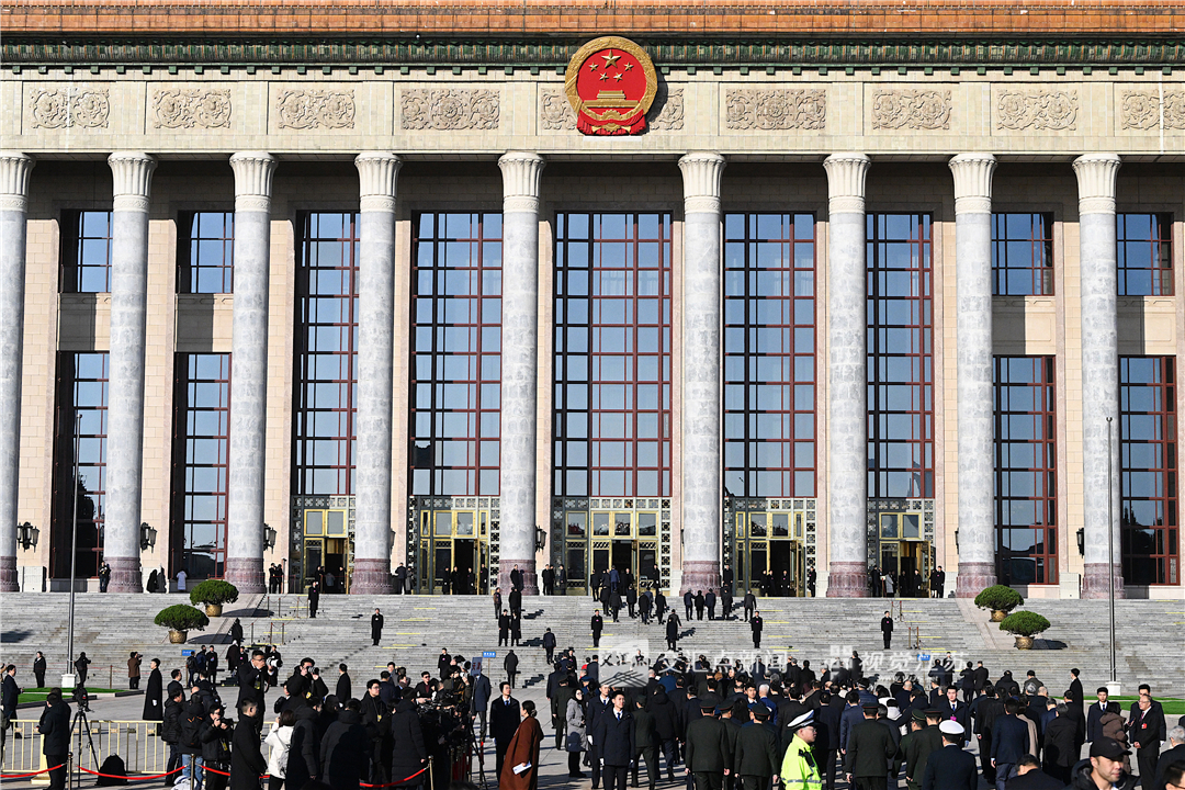 3月11日，全国政协十四届四次会议在北京人民大会堂举行闭幕会。委员们走进人民大会堂。新华日报·交汇点记者 邵丹 摄