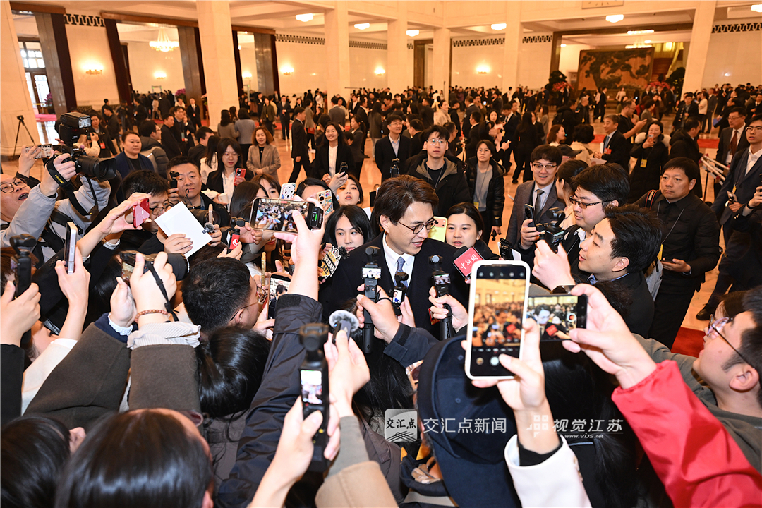 政协委员接受媒体采访。新华日报·交汇点记者 邵丹 摄