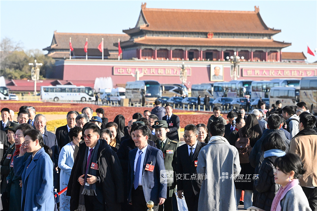 3月11日，全国政协十四届四次会议在北京人民大会堂举行闭幕会。委员们走进人民大会堂。新华日报·交汇点记者 邵丹 摄