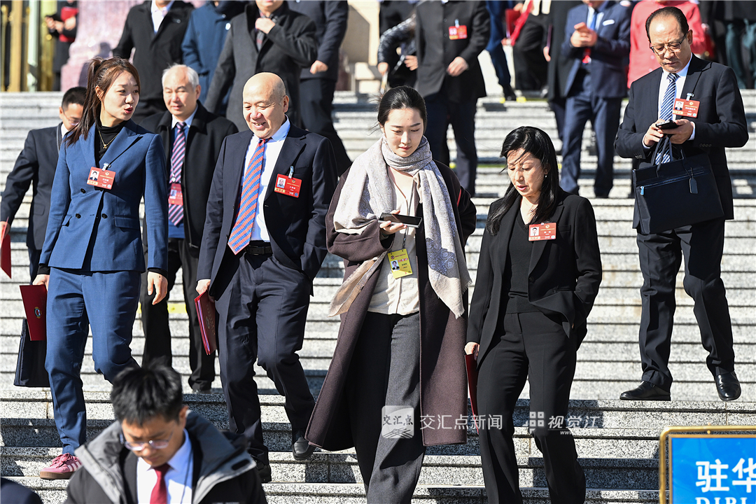 3月11日，全国政协十四届四次会议在北京人民大会堂举行闭幕会。委员们走出人民大会堂。新华日报·交汇点记者 邵丹 摄