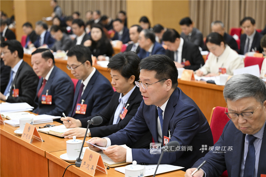 3月11日，十四届全国人大四次会议江苏代表团举行全体会议，审议全国人大常委会工作报告、最高人民法院工作报告、最高人民检察院工作报告。新华日报·交汇点记者 吴胜 万程鹏 摄