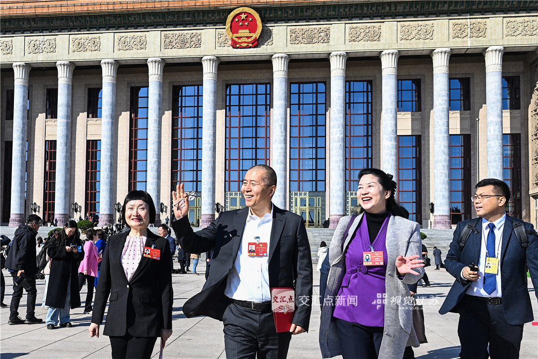 3月11日，全国政协十四届四次会议在北京人民大会堂举行闭幕会。住苏全国政协委员走出人民大会堂。新华日报·交汇点记者 邵丹 摄
