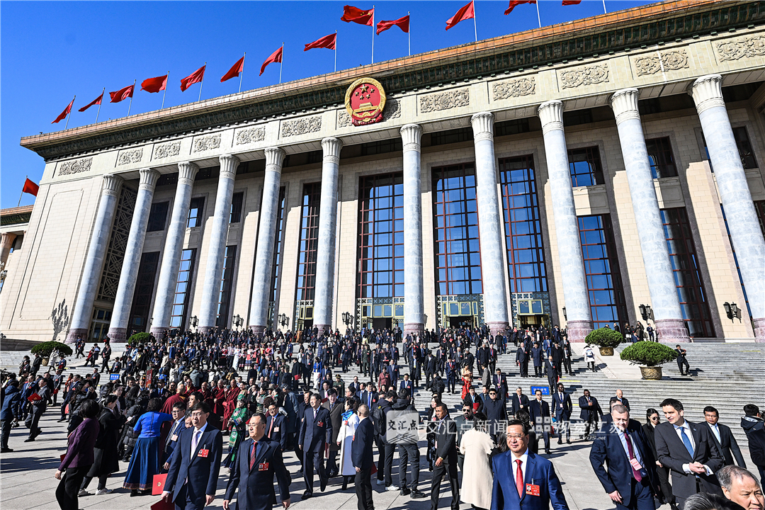 3月11日，全国政协十四届四次会议在北京人民大会堂举行闭幕会。委员们走出人民大会堂。新华日报·交汇点记者 邵丹 摄