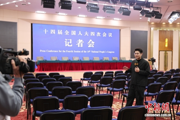 资料图：2月27日，在2026年全国两会即将召开之际，设在北京梅地亚中心的全国两会新闻中心正式启用。目前已有3000多名中外记者报名采访全国两会，其中境内记者2000多名，港澳台记者和外国记者1000多名。十四届全国人大四次会议和全国政协十四届四次会议将分别于3月5日和3月4日在北京开幕。图为媒体记者在全国两会新闻中心工作。<a target='_blank' href='/'>中新社</a>记者 蒋启明 摄