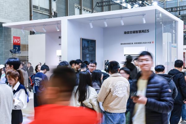 如果说大力神空调是海信高端璀璨系列的全能冠军，那么海信智慧风，就是风感赛道的“感知先锋”。智慧风系列定位“年轻家的第一台AI智能空调”，线上主推的智慧风E5系列作为首款滑盖空调，颜值与实力兼具，搭载星闪人感和DeepSeek语音智控，可实现风随人动、风避人吹的智慧送风，支持双人双风感与180度广角送风，为家庭成员分别打造专属舒适区。线下热卖的智慧风A6系列，凭借御风盾340°全面控风系统与星闪人感技术，以每小时900m³超大循环风量，为用户带来舒适风感体验。