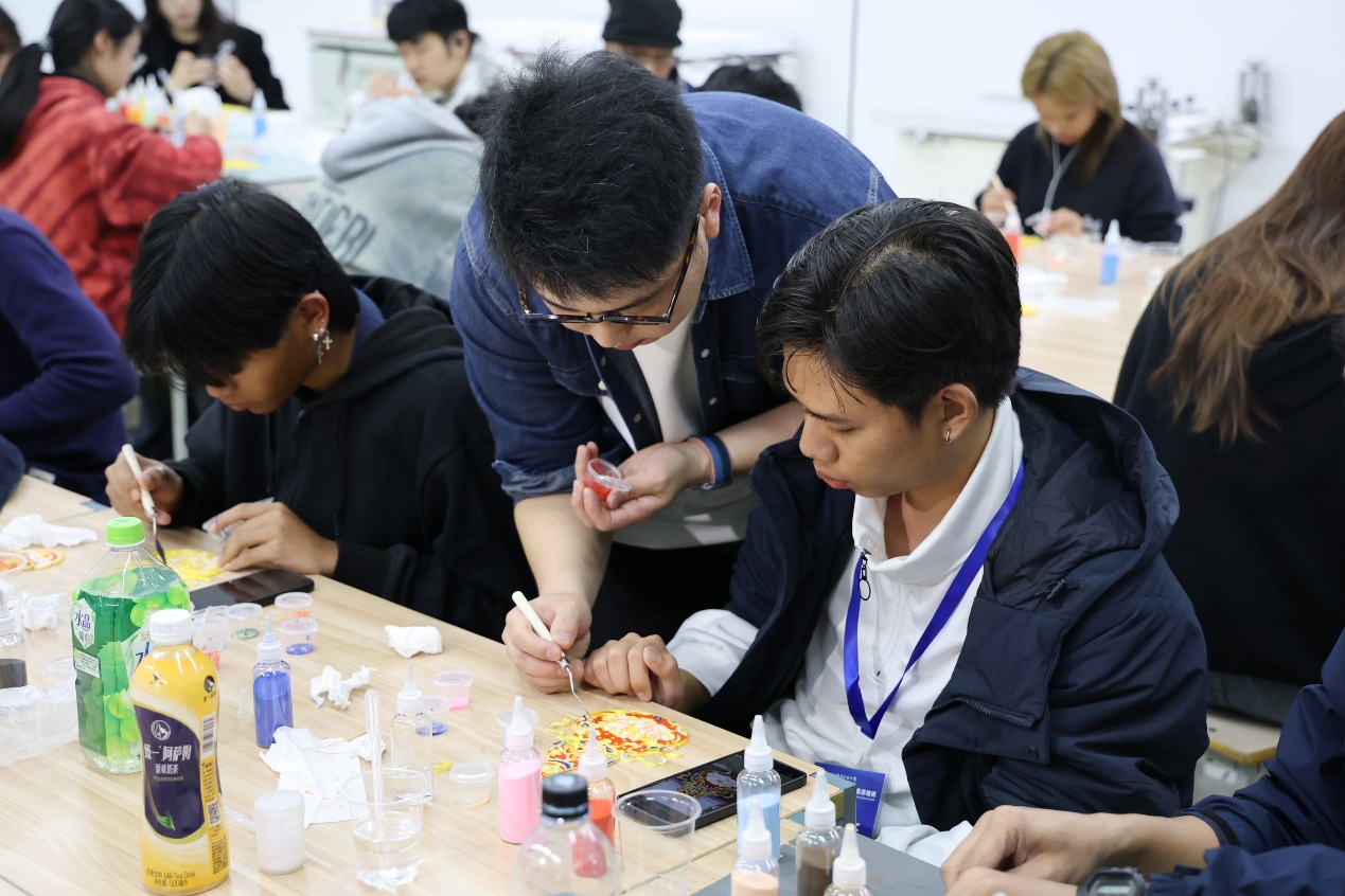 科技赋能非遗 文化联通中外 常州信息职业技术学院来华留学生国情教育基地开展特色实践活动