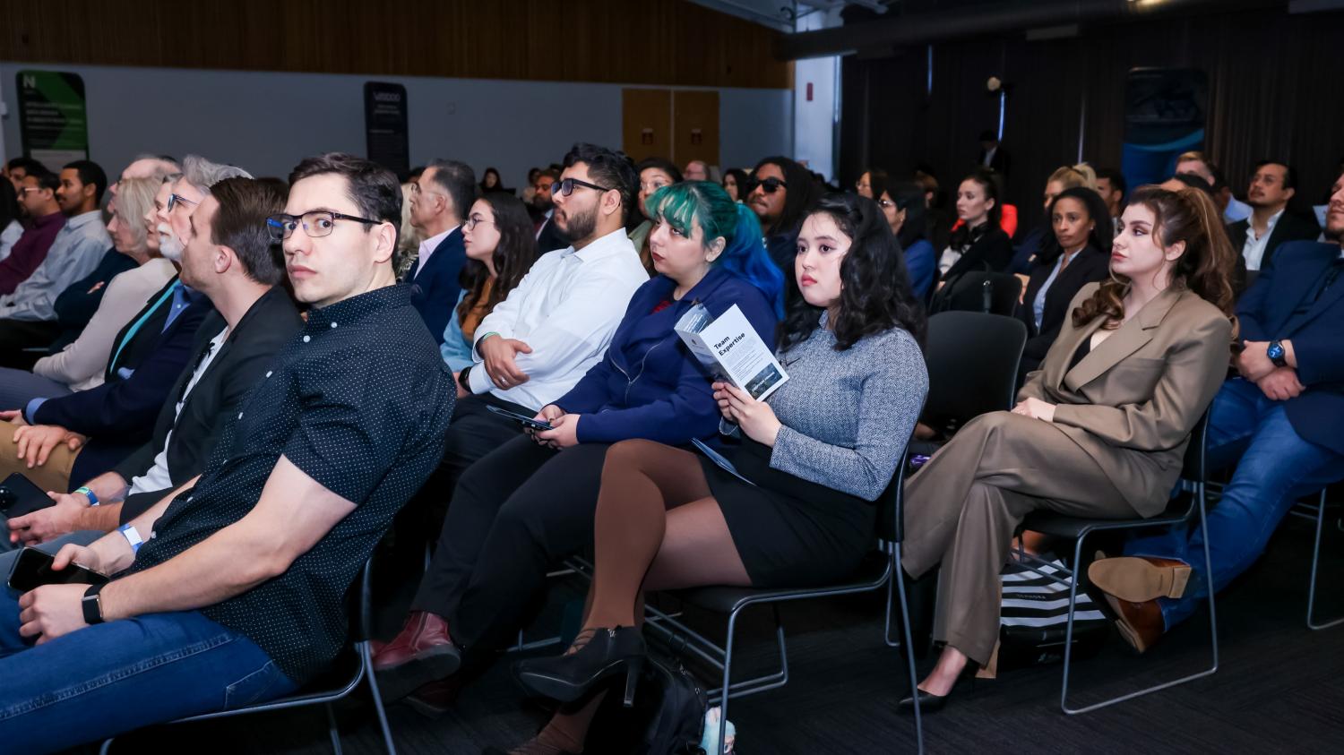 发布会上，曲博士表示，深脉矿业的下一步规划不止于勘探环节的效率提升。公司正以千万级研发投入构建矿山机器人产品矩阵，第一代系统已规模化部署，第二代工程机原型同步验证，车载基站与配套模块也在持续完善。用具身智能集群，贯穿从勘探到复垦的全生命周期，深脉矿业目标实现的是一个矿业“平行世界”——机器不再只是按指令完成固定动作，而能根据环境做出决策：机器狗在遇到断崖时重新规划路径，无人机在天气突变时调整作业方案，整个集群在复杂环境中实时协同、动态优化。从自动化到自主化，替代的是体力，解放的是心力。这套逻辑如果跑通，矿业的作业方式将被重新定义——从“人拉肩扛”走向“机器集群”，从“经验判断”走向“数据决策”。