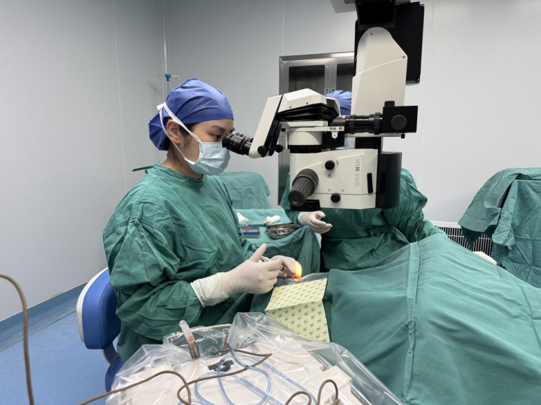 低保大叔近视老花“好了”，不久白内障袭来，公益援手助其重获光明