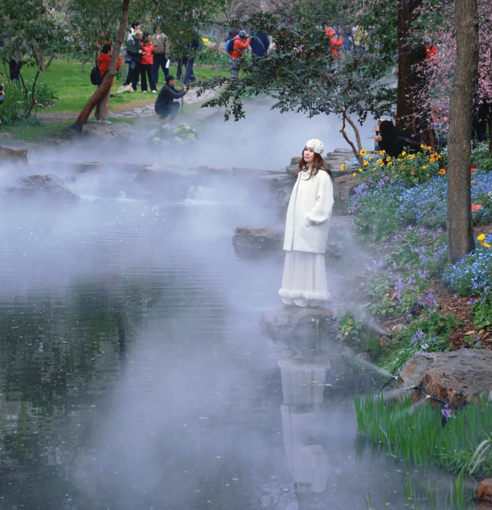 春日正好，花期已至。连日来，第29届南京春季花展在中山植物园南园华丽绽放。
花展打造了春之献礼等四大主题景观，近40万株郁金香花，还有冰岛虞美人、向日葵、绣球花等，构成一片片绚烂的花海，为市民游客献上一场春日赏花盛宴。
通讯员 徐福庚 新华日报·交汇点记者 聂伟