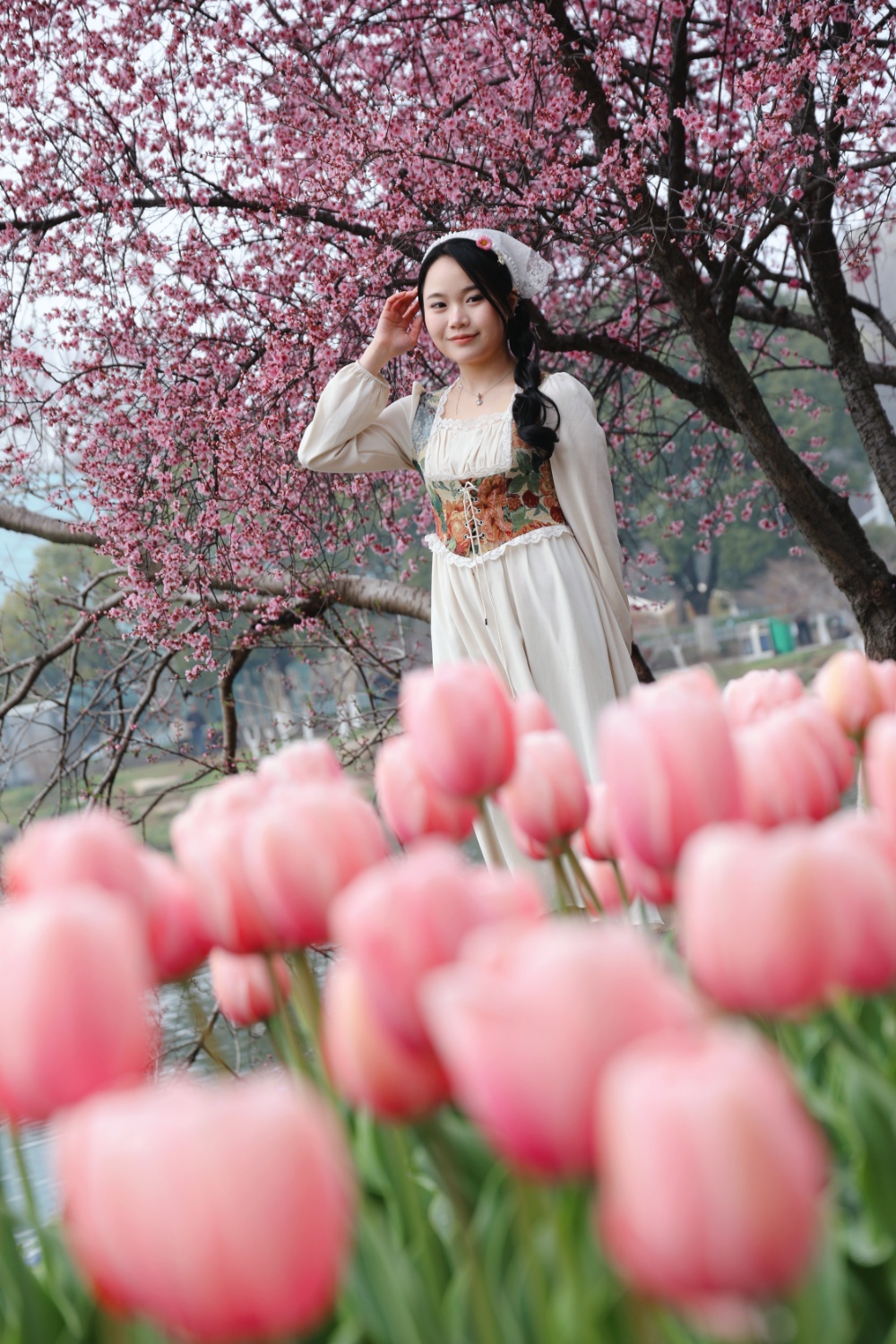 春日正好，花期已至。连日来，第29届南京春季花展在中山植物园南园华丽绽放。
花展打造了春之献礼等四大主题景观，近40万株郁金香花，还有冰岛虞美人、向日葵、绣球花等，构成一片片绚烂的花海，为市民游客献上一场春日赏花盛宴。
通讯员 徐福庚 新华日报·交汇点记者 聂伟