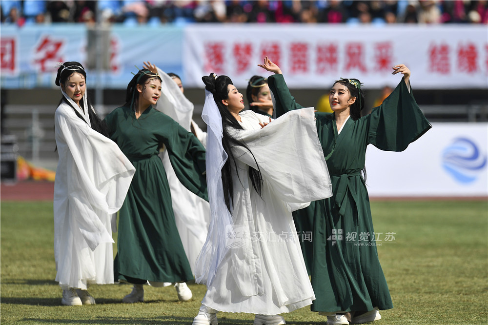 3月22日，2026镇江·永州足球交流友谊赛在镇江体育会展中心体育场火热打响。终场哨响，比分定格在镇江队3:2永州队，一场跨越千里的足球之约在掌声与欢呼中落下帷幕。镇江青白娘子天团柔情助阵。新华日报·交汇点记者 万程鹏 摄