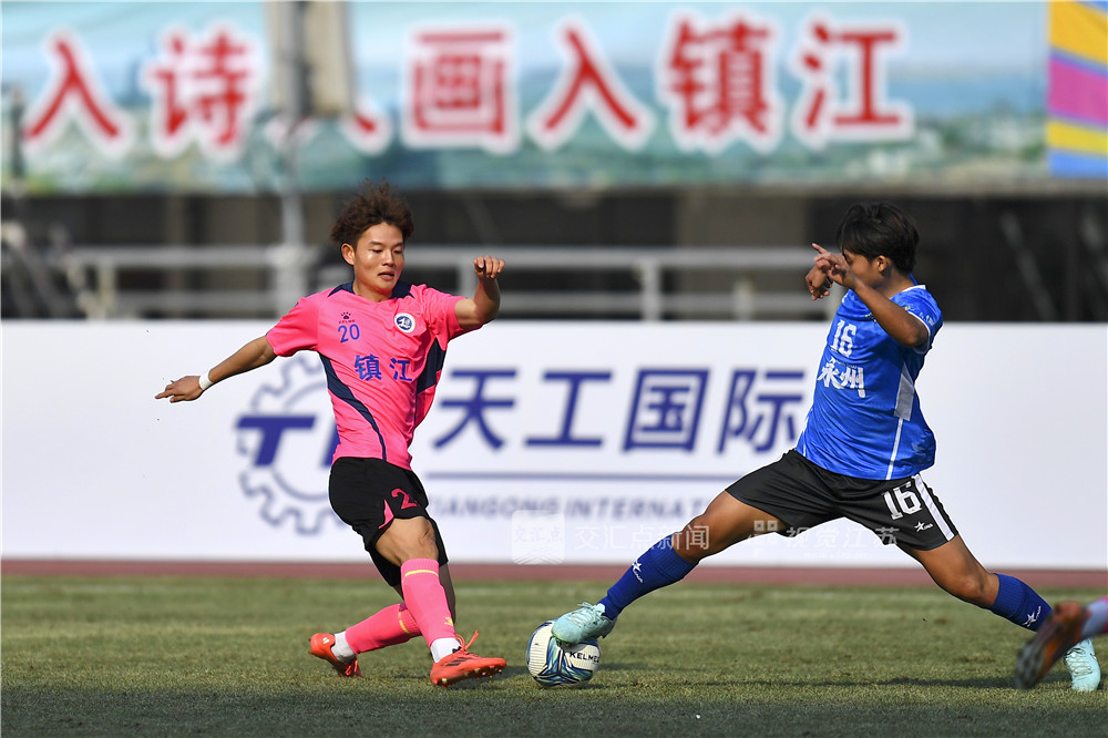 3月22日，2026镇江·永州足球交流友谊赛在镇江体育会展中心体育场火热打响。终场哨响，比分定格在镇江队3:2永州队，一场跨越千里的足球之约在掌声与欢呼中落下帷幕。新华日报·交汇点记者 万程鹏 摄