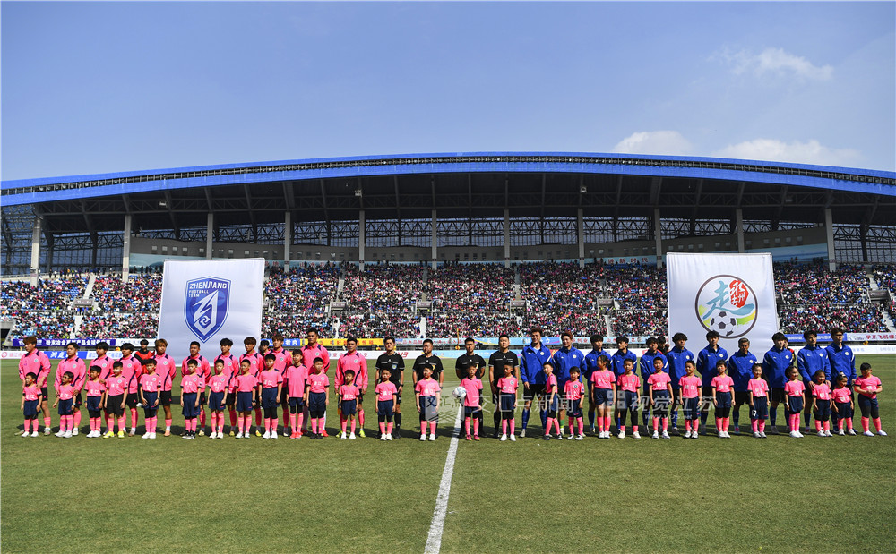 3月22日，2026镇江·永州足球交流友谊赛在镇江体育会展中心体育场火热打响。终场哨响，比分定格在镇江队3:2永州队，一场跨越千里的足球之约在掌声与欢呼中落下帷幕。新华日报·交汇点记者 万程鹏 摄