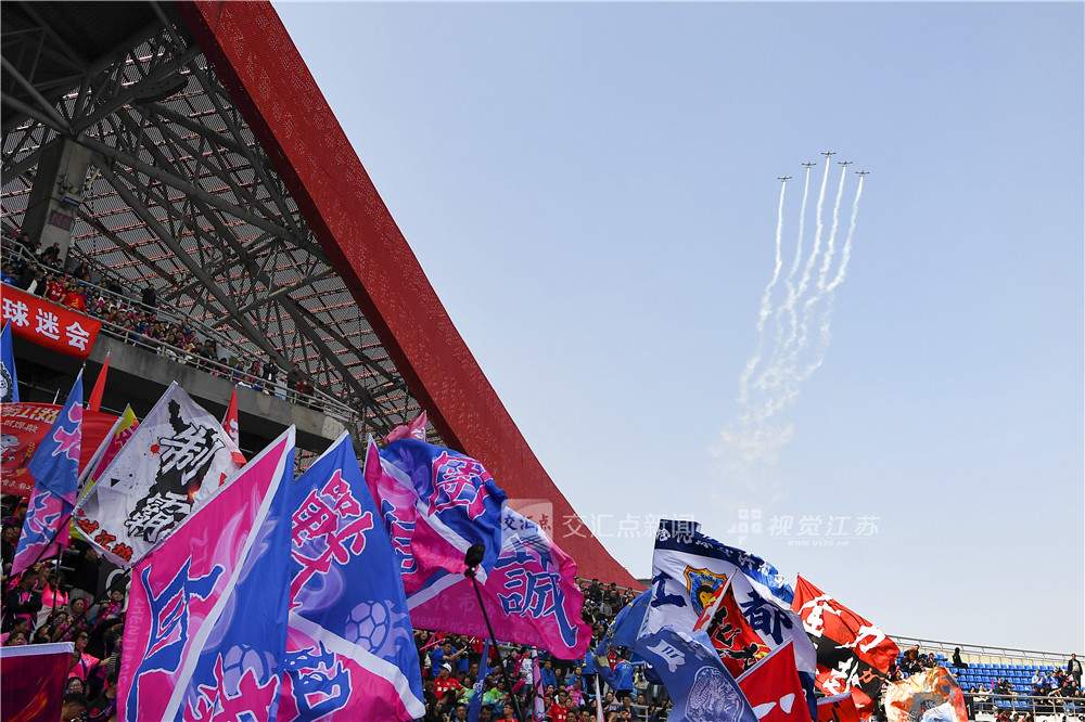 3月22日，2026镇江·永州足球交流友谊赛在镇江体育会展中心体育场火热打响。终场哨响，比分定格在镇江队3:2永州队，一场跨越千里的足球之约在掌声与欢呼中落下帷幕。赛前，5架飞机从体育场上空呼啸而过，镇江用“刷飞机”的“最高礼遇”迎接远道而来的永州朋友。新华日报·交汇点记者 万程鹏 摄