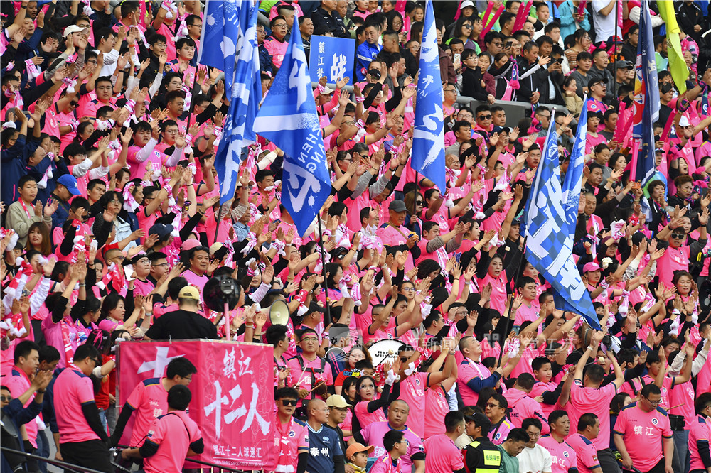 3月22日，2026镇江·永州足球交流友谊赛在镇江体育会展中心体育场火热打响。终场哨响，比分定格在镇江队3:2永州队，一场跨越千里的足球之约在掌声与欢呼中落下帷幕。新华日报·交汇点记者 万程鹏 摄