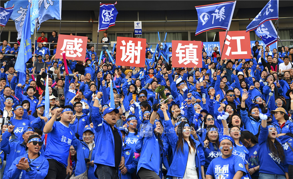 3月22日，2026镇江·永州足球交流友谊赛在镇江体育会展中心体育场火热打响。终场哨响，比分定格在镇江队3:2永州队，一场跨越千里的足球之约在掌声与欢呼中落下帷幕。永州球迷手举“感谢镇江”的标语。新华日报·交汇点记者 万程鹏 摄