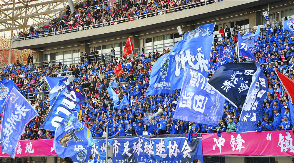 3月22日，2026镇江·永州足球交流友谊赛在镇江体育会展中心体育场火热打响。终场哨响，比分定格在镇江队3:2永州队，一场跨越千里的足球之约在掌声与欢呼中落下帷幕。新华日报·交汇点记者 万程鹏 摄