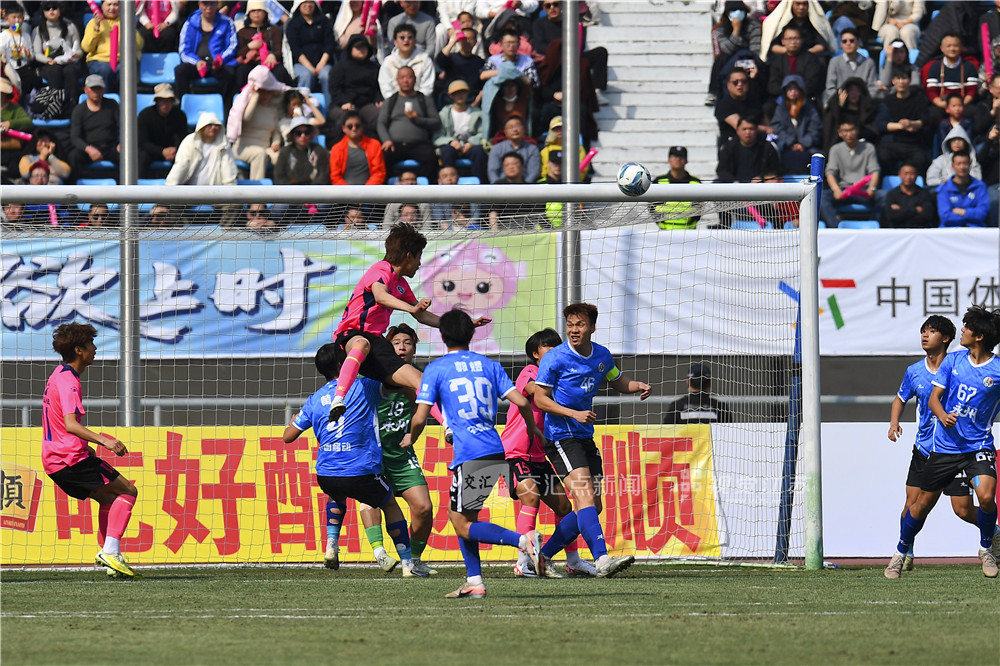 3月22日，2026镇江·永州足球交流友谊赛在镇江体育会展中心体育场火热打响。终场哨响，比分定格在镇江队3:2永州队，一场跨越千里的足球之约在掌声与欢呼中落下帷幕。新华日报·交汇点记者 万程鹏 摄