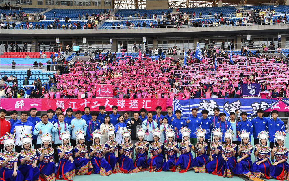 3月22日，2026镇江·永州足球交流友谊赛在镇江体育会展中心体育场火热打响。终场哨响，比分定格在镇江队3:2永州队，一场跨越千里的足球之约在掌声与欢呼中落下帷幕。永州队球员与镇江球迷合影。新华日报·交汇点记者 万程鹏 摄