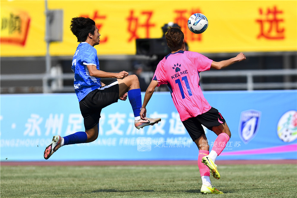 3月22日，2026镇江·永州足球交流友谊赛在镇江体育会展中心体育场火热打响。终场哨响，比分定格在镇江队3:2永州队，一场跨越千里的足球之约在掌声与欢呼中落下帷幕。新华日报·交汇点记者 万程鹏 摄